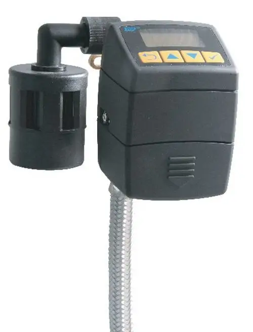 Syr Gerät mit digitalem Display und Steuerelementen. Es verfügt über ein internes Element mit Schlitzen zur Wasserstromkontrolle, verbunden durch einen flexiblen Schlauch.